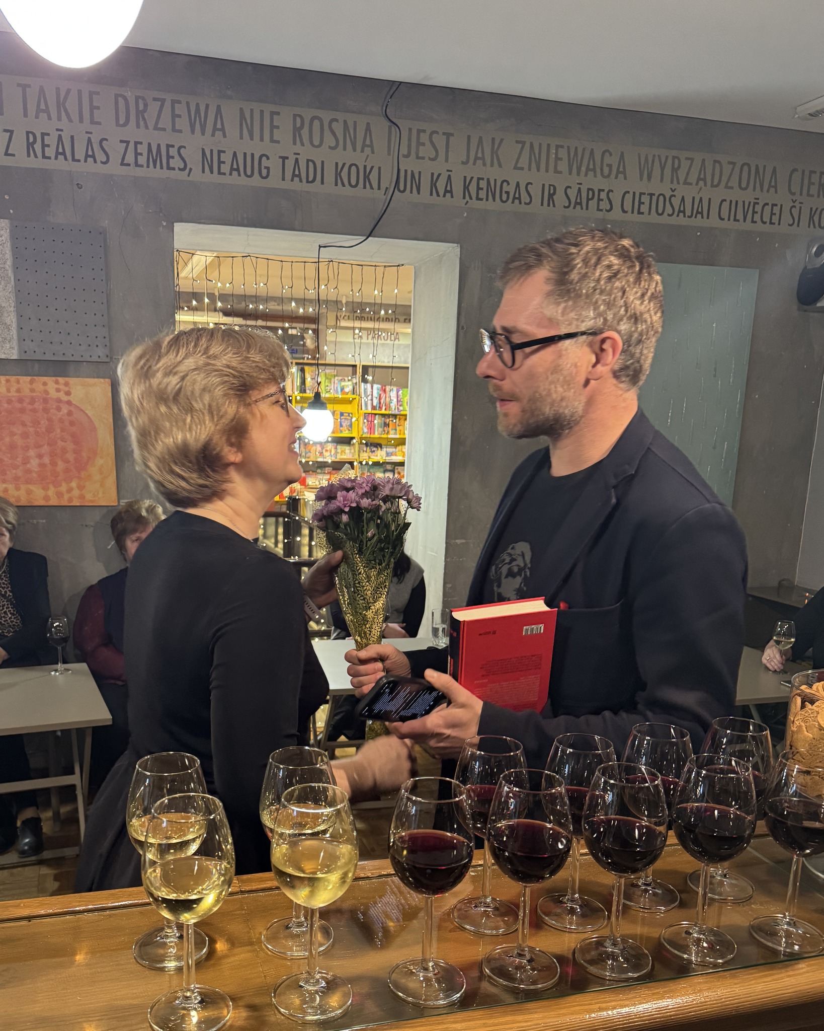 Miķeļa Lukstiņa grāmatas "Neptūns un Amfitrīte. Mīklainās nāves Buktu pienotavā" atvēršanas svinības 10.12.2025.